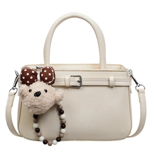Elegante borsa a mano beige a trapezio con ciondolo a forma di orso e tracolla