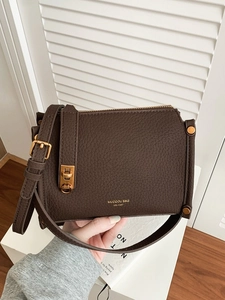 Minimalistische kaffeebraune Handtasche aus Leder mit verstellbarem Gurt und Goldakzenten