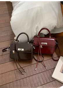 Detailansicht der Vintage PU-Taschen in Kaffeebraun und Weinrot mit Metallschloss