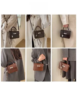 Detail der Vintage-Quadrat-Handtasche mit Hand-, Schulter- und Crossbody-Tragemöglichkeiten