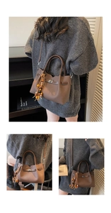 Détail d'un sac cabas en cuir marron avec perles vintage et fermoir rotatif en métal