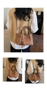 Détail du sac vintage marron avec texture litchi et gland en perles de bois ethniques