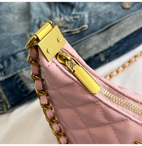 Détail du sac matelassé rose avec chaîne dorée élégante et texture cuir raffinée
