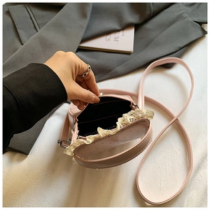 Détails de l'intérieur du sac rose à dentelle montrant fentes pour cartes et rangements