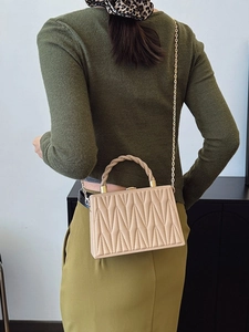 Borsa a scatola trapuntata beige con cuciture a V e tracolla in metallo dorato