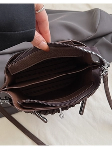 Détails de l'intérieur du sac seau en cuir marron avec trois compartiments et fentes