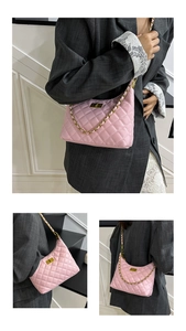 Sac bandoulière matelassé rose avec chaîne, vues de face, de côté et de dos sur modèle