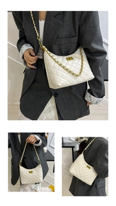Vues détaillées d'un sac matelassé blanc avec bandoulière dorée porté par un mannequin