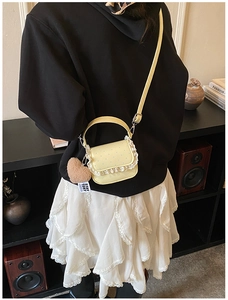Mini sac bandoulière jaune avec bordure en dentelle blanche et breloque cœur en peluche
