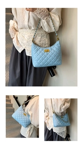 Vues détaillées du sac hobo matelassé bleu clair avec chaîne dorée et fermoir en métal