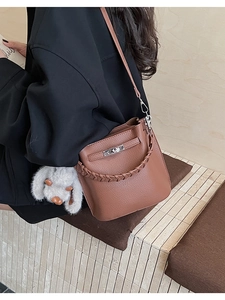 Sac seau en cuir marron avec poignée tressée et pendentif lapin en peluche