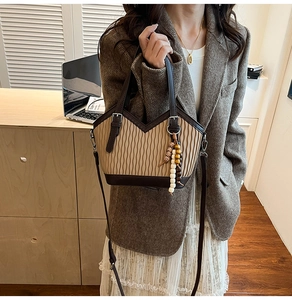 Sac seau rétro avec détail ethnique chic sur un blazer classique à chevrons