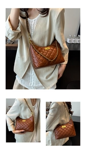 Détails du sac bandoulière marron matelassé avec chaîne dorée et fermoir métal