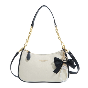 Elegante borsa beige in pelle litchi con contrasto nero e catena dorata