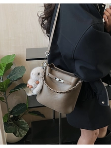 Sac seau en cuir marron avec poignée tressée et charmant lapin en peluche blanc