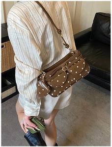 Sac à bandoulière marron à pois avec deux poches et accessoire porte-monnaie cœur