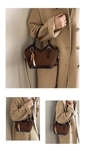 Détail du sac plissé marron foncé avec pompon en perles et fine bandoulière réglable