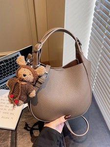 Braune Hobo-Tasche aus strukturiertem Leder mit Bären-Anhänger und Schultergurt