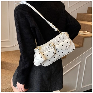 Vue détaillée du sac d'épaule blanc à pois avec pendentif cœur et doubles poches avant