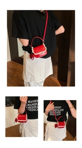 Gros plan sur le mini sac fraise rouge avec pois blancs et détails en dentelle