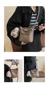 Détails du sac seau gris éléphant en cuir grainé avec fermoir rotatif métallique chic