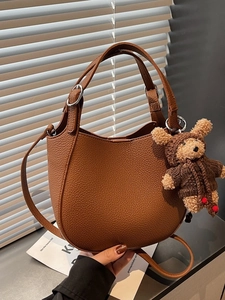 Dunkelbraune Handtasche aus Leder mit Litschi-Muster und Bärenanhänger für den Alltag