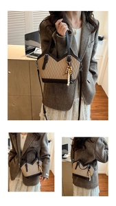 Vue détaillée du sac cabas en toile plissée beige avec poignées en cuir marron et pendentifs