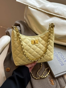 Sac hobo jaune matelassé avec chaîne dorée et boucle métallique pour femme chic