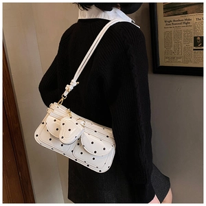 Sac sous le bras blanc à pois noirs avec un charm de porte-monnaie en forme de cœur