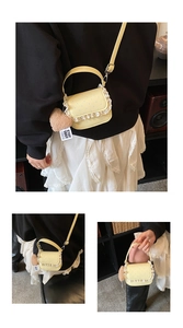 Mini sac bandoulière jaune à pois bleus, bordure en dentelle et porte-clé en peluche