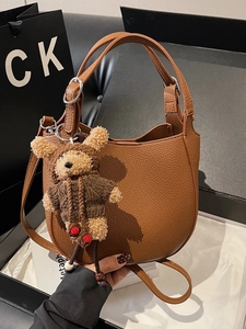 Dunkelbraune Hobo-Tasche aus Leder mit Litschi-Muster, verstellbarem Riemen und Bärenanhänger