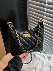Sac bandoulière noir matelassé avec bandoulière chaîne dorée et fermoir pivotant métal