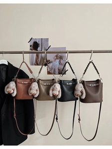 Sacs seaux minimalistes en quatre couleurs avec breloques lapins en peluche et anses