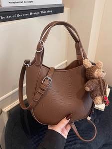 Dunkelbraune Handtasche aus Leder mit Litschimuster und Teddybär-Anhänger für Damen