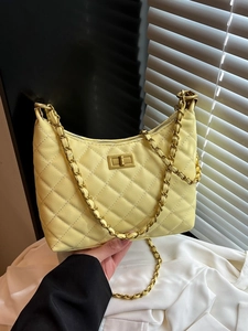 Sac bandoulière matelassé jaune clair avec chaîne dorée et fermoir pivotant élégant