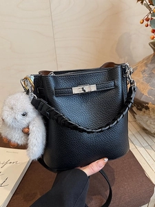 Sac seau en cuir grainé noir avec poignée tressée et charmant pendentif lapin en peluche