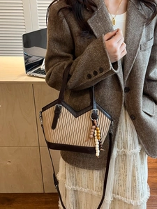 Sac seau plissé rétro beige et marron avec breloque perlée et bandoulière réglable