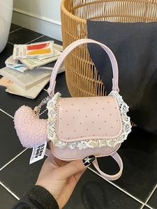 Mini sac à main rose à pois avec bordure en dentelle blanche et charm cœur en peluche
