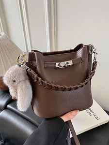 Sac seau en cuir litchi marron avec poignée tressée et fermoir rotatif argenté