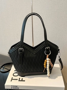 Sac seau plissé noir rétro avec longues anses et décorations en perles de bois