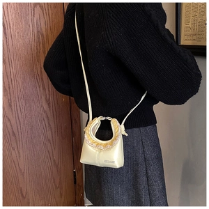 Mini sac bandoulière crème avec bordure en dentelle dans un décor de style élégant