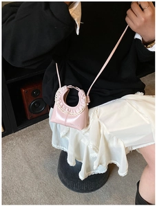 Mini sac à bandoulière rose brillant avec bordure en dentelle blanche et logo de marque