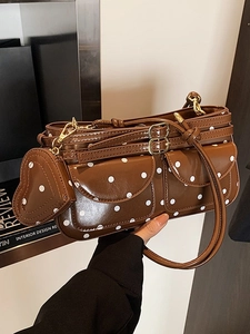 Sac bandoulière marron à pois avec charm cœur et poches avant pour un style urbain moderne