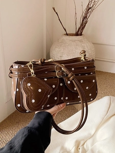 Sac bandoulière marron à pois avec deux poches avant et charme porte-monnaie en cœur