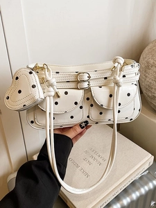 Sac à bandoulière blanc à pois avec charme coeur et finition brillante élégante