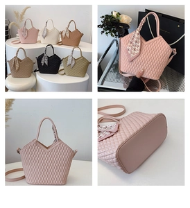 Détail de sacs cabas tissés en plusieurs couleurs avec poignées enroulées d'un foulard