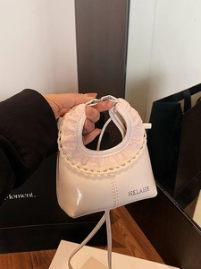 Mini sac à main en cuir verni crème avec bordure en dentelle et détails à carreaux