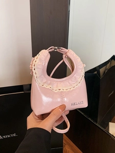 Mini sac à rouge à lèvres rose chic avec anse en dentelle et logo métallique femme