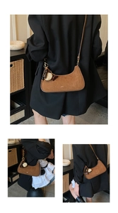 Détail du sac croissant en daim marron avec pendentif en perles de bois style vintage