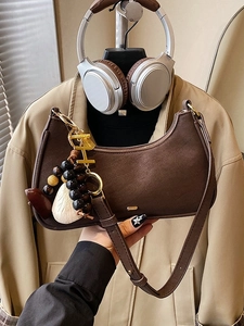 Sac hobo rétro en daim marron foncé avec pendentif feuille et bandoulière fine